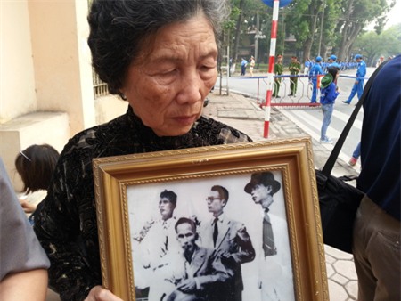 Bức ảnh quý mà bà Thúy mang theo để viếng Đại tướng (Ảnh: Hồng Hải)