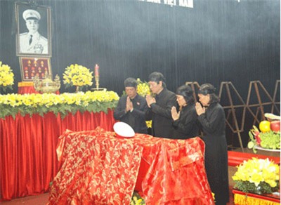 Gia quyến Đại tướng bên linh cữu của Người sau lễ phát tang (ảnh: QĐND).