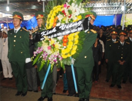 Đoàn Đảng bộ, nhân dân xã Lộc Thủy viếng Đại tướng