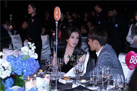 Lưu Hiểu Khánh tranh thủ đi sự kiện để kết thân hàng loạt thương gia | Lưu Hiểu Khánh,Mỹ nhân không tuổi lưu Hiểu Khánh,Lưu Hiểu Khánh đi sự kiện,Lưu Hiểu Khánh tranh thủ đi sự kiện để kết thân hàng loạt thương gia