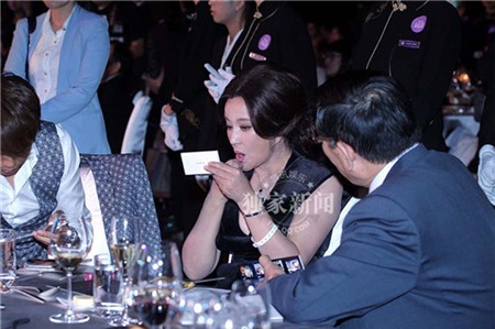 Lưu Hiểu Khánh tranh thủ đi sự kiện để kết thân hàng loạt thương gia | Lưu Hiểu Khánh,Mỹ nhân không tuổi lưu Hiểu Khánh,Lưu Hiểu Khánh đi sự kiện,Lưu Hiểu Khánh tranh thủ đi sự kiện để kết thân hàng loạt thương gia