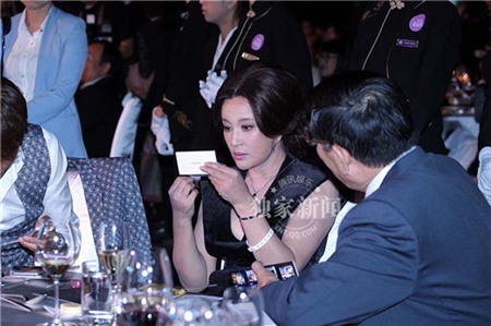 Lưu Hiểu Khánh tranh thủ đi sự kiện để kết thân hàng loạt thương gia  | Lưu Hiểu Khánh,Mỹ nhân không tuổi lưu Hiểu Khánh,Lưu Hiểu Khánh đi sự kiện,Lưu Hiểu Khánh tranh thủ đi sự kiện để kết thân hàng loạt thương gia