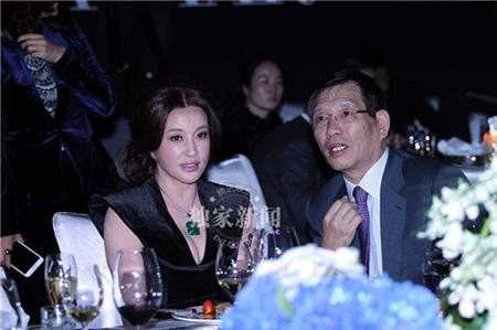 Lưu Hiểu Khánh tranh thủ đi sự kiện để kết thân hàng loạt thương gia  | Lưu Hiểu Khánh,Mỹ nhân không tuổi lưu Hiểu Khánh,Lưu Hiểu Khánh đi sự kiện,Lưu Hiểu Khánh tranh thủ đi sự kiện để kết thân hàng loạt thương gia