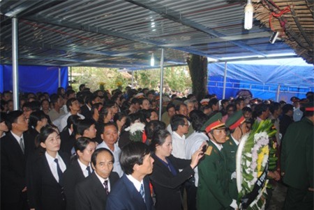 Hội trường nhà lưu niệm có rất đông người dân từ mọi miền đất nước về viếng Bác (Ảnh: Đăng Đức)