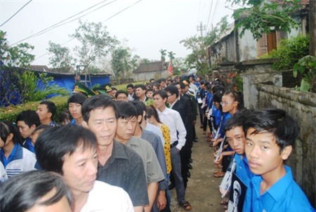 Hội trường nhà lưu niệm có rất đông người dân từ mọi miền đất nước về viếng Bác (Ảnh: Đăng Đức)