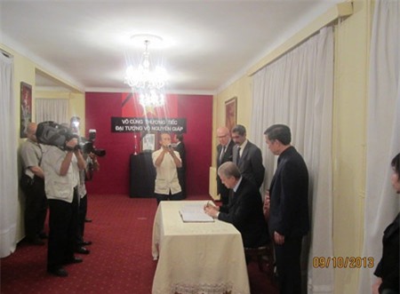 Thủ tướng Algeria Abdelmalek Sellal chiều 9.10 đến viếng Đại tướng Võ Nguyên Giáp tại Đại sứ quán Việt Nam tại Algeria.