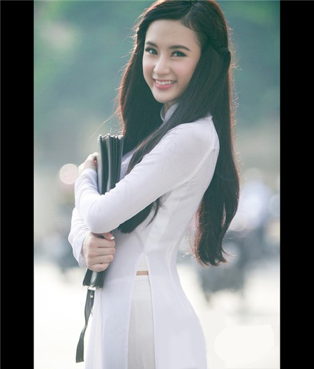 ....song tiếc thay, nếu so với các pha ăn mặc hở hang, khiếm nhã thì tần suất của một Angela Phương Trinh ngoan hiền còn quá ít!