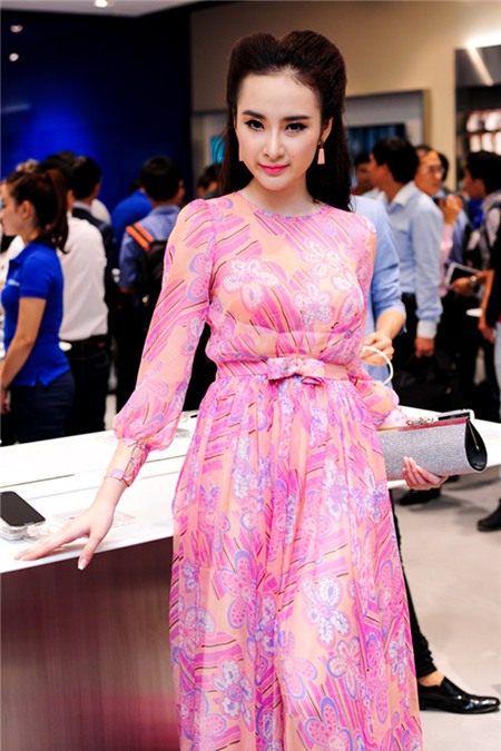 Trong một số sự kiện, Phương Trinh xuất hiện lộng lẫy với trang phục cầu kỳ, kín đáo, lông lẫy.