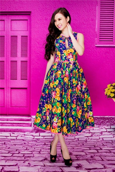 Dù không phô trương da thịt nhiều thì nhan sắc của cô cũng đủ nổi trội để làm say lòng người.