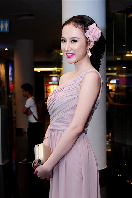 Những scandal ăn mặc hớ hênh dường như gắn liền với cô gái trẻ. Nhưng ở độ tuổi đẹp nhất đời mình, nét trong sáng, duyên dáng, nhẹ nhàng của thiếu nữ mới là hình ảnh Angela Phương Trinh nên hướng tới.