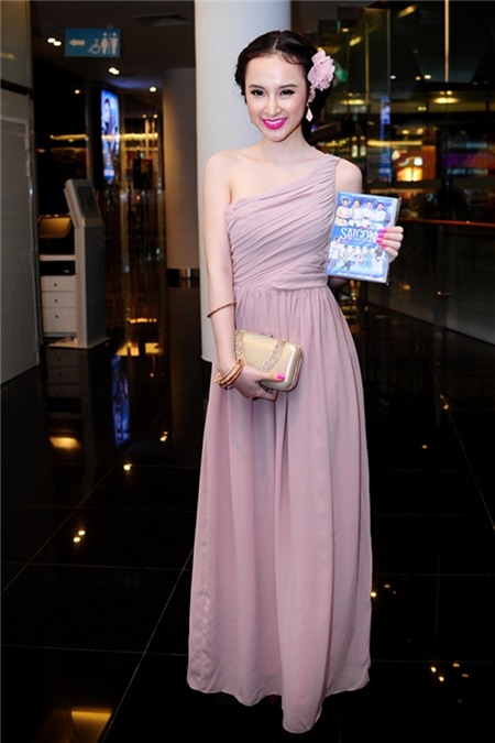 Quả thực, cô gái trẻ xinh tươi hơn rất nhiều khi không khoe thân phản cảm.