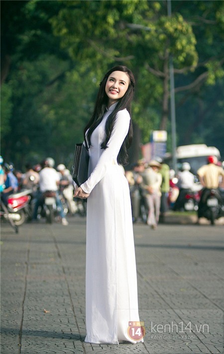 Angela Phương Trinh khoe nét mong manh trong tà áo dài trắng tinh khôi.
