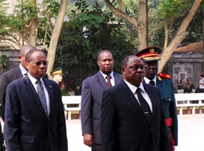 Đoàn đại biểu nước Cộng hòa Mozambique chuẩn bị vào viếng Đại tướng (ảnh: Quang Phong).