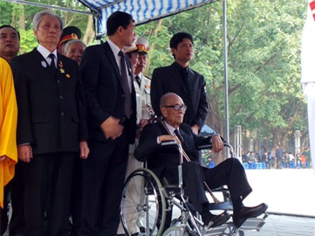 Giáo sư Vũ Khiêu cũng các đại diện dòng họ Vũ - Võ vào viếng Đại tướng (ảnh: Quang Phong)