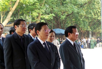 Giáo sư Vũ Khiêu cũng các đại diện dòng họ Vũ - Võ vào viếng Đại tướng (ảnh: Quang Phong)