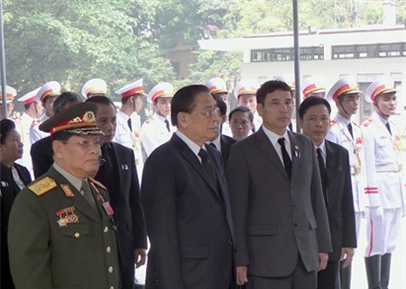Đoàn đại biểu của Lào do Tổng Bí thư Đảng nhân dân cách mạng Lào dẫn đầu.