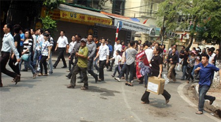 Người dân thêm một bước chân tiến gần hơn với Đại tướng.