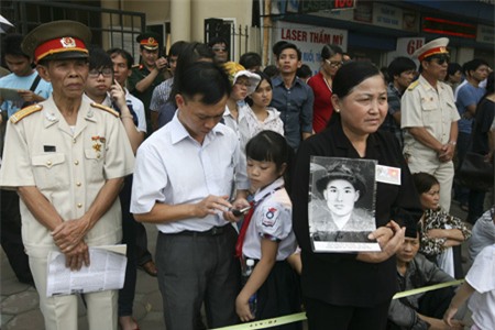 Các sinh viên tình nguyện đứng thành hàng bảo đảm giao thông trên nhiều tuyến phố.