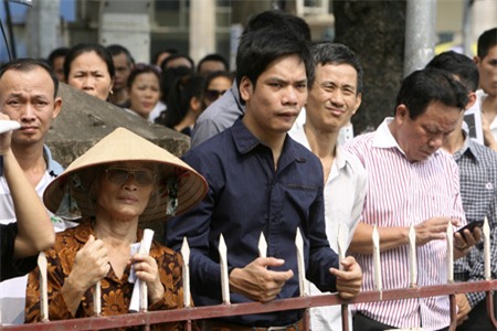 Các sinh viên tình nguyện đứng thành hàng bảo đảm giao thông trên nhiều tuyến phố.