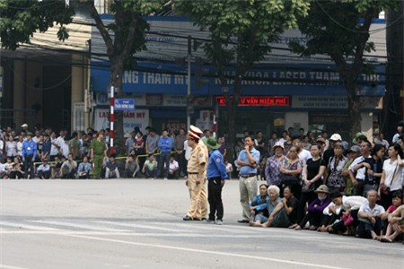 Các sinh viên tình nguyện&nbsp;đứng thành hàng bảo đảm giao thông trên nhiều tuyến phố.