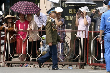 Các sinh viên tình nguyện đứng thành hàng bảo đảm giao thông trên nhiều tuyến phố.