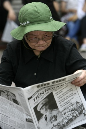 Các sinh viên tình nguyện đứng thành hàng bảo đảm giao thông trên nhiều tuyến phố.