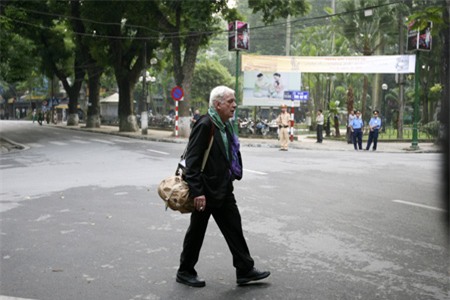 Các sinh viên tình nguyện đứng thành hàng bảo đảm giao thông trên nhiều tuyến phố.