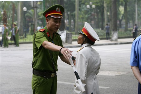 An ninh thắt chặt, người dân rất khó khăn tiếp cận thật gần để viếng Đại tướng.