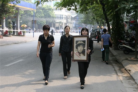 Bức ảnh Đại tướng được mang theo ra khu vực diễn ra lễ viếng.