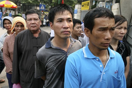 Các sinh viên tình nguyện đứng thành hàng bảo đảm giao thông trên nhiều tuyến phố.