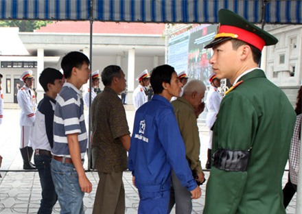 Mọi lực lượng đều cố gắng để trong 30 phút có nhiều người được vào viếng Đại tướng nhất.