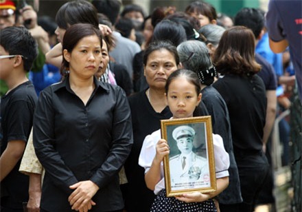 Người lớn, trẻ nhỏ đến viếng Đại tướng đều với lòng thành kính.