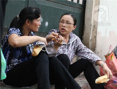 Bữa trưa dã chiến tiếp sức cho người dân đến viếng Đại tướng 1