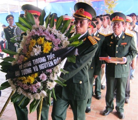 Hội Cựu chiến binh tỉnh TT-Huế dâng hương (Ảnh: Đăng Đức)