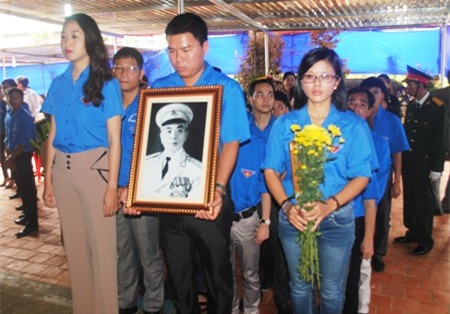 Thế hệ trẻ mang theo di ảnh của Đại tướng tiến vào nhà lưu niệm (Ảnh: Đăng Đức)