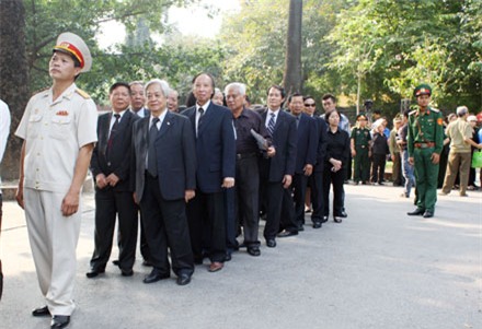 Đoàn đại biểu TƯ Hội Khuyến học Việt Nam có mặt tại khu vực nhà Tang lễ Quốc gia.