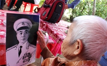 thắp hương, Đại tướng, thương binh, quê nhà, toại nguyện