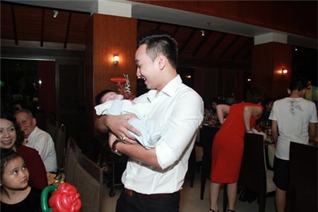 Mỹ Dung hạnh phúc bế bồng con trai yêu | Đặng Thị Mỹ Dung,Con trai Mỹ Dung