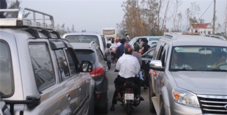 Hàng ngàn phương tiện bị kẹt cứng