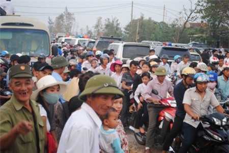 Người dân phải lên tránh trên vỉa hè