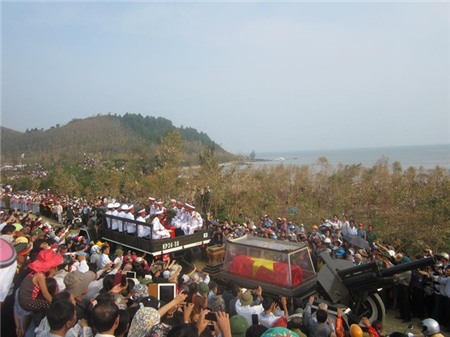 Biển người tiễn đưa Đại tướng trên khắp mọi miền đất nước.