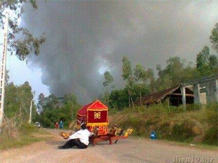 Đắng lòng clip xe tang bị bỏ rơi giữa đường trong vụ nổ ở Phú Thọ