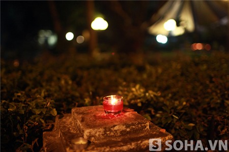 Những ngọn nến nhỏ được người dân thắp trên tường nhà Đại tường.