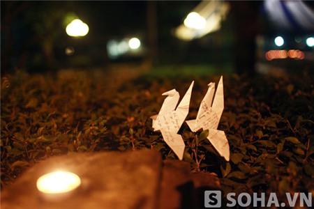 Những cánh hạc giấy được đặt trên tường rào nhà Đại tướng lung linh trong ánh nến.