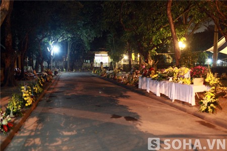 Hoa viếng vẫn tràn ngập sân nhà số 30 Hoàng Diệu.