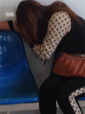 Em gái chị Ngọc không giấu nổi nước mắt khi nhìn thấy chị