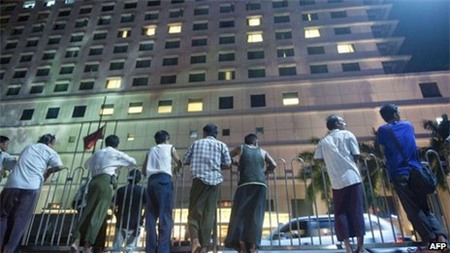 Người dân địa phương đứng bên ngoài khách sạn Trader's sau vụ nổ.