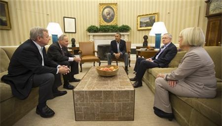 Tổng thống Obama (giữa) trong một cuộc gặp với lãnh đạo đảng Dân chủ tại Thượng viện ở Nhà Trắng.