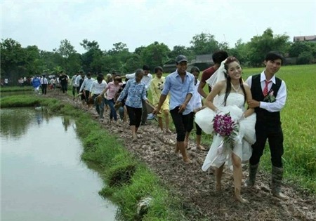 Xôn xao vì cô dâu chú rể lội bùn trong ngày cưới 1