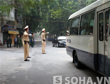 Hình ảnh Đội CSGT dẫn đoàn Lễ tang Đại tướng ra đến sân bay